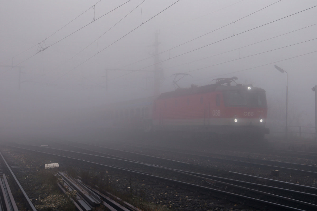 Aus dem dichten Nebel in Eichberg,taucht 1144.115 mit EC-151 am 25.11.17 auf.
