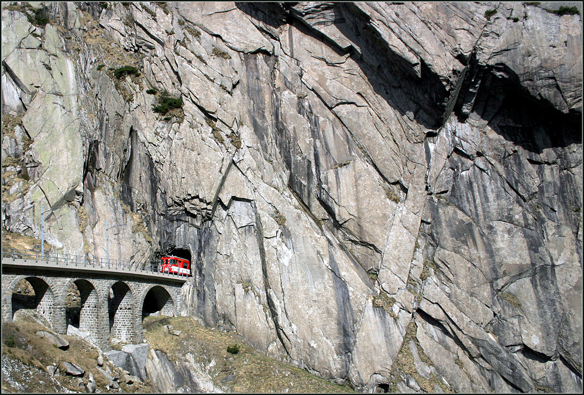 Aus dem Fels auf die Brücke -

Der Regionalzug aus Göschenen kommt in der Schöllenenschlucht aus der Felswand und wird eine Hangbrücke überqueren.

12.05.2008 (M)