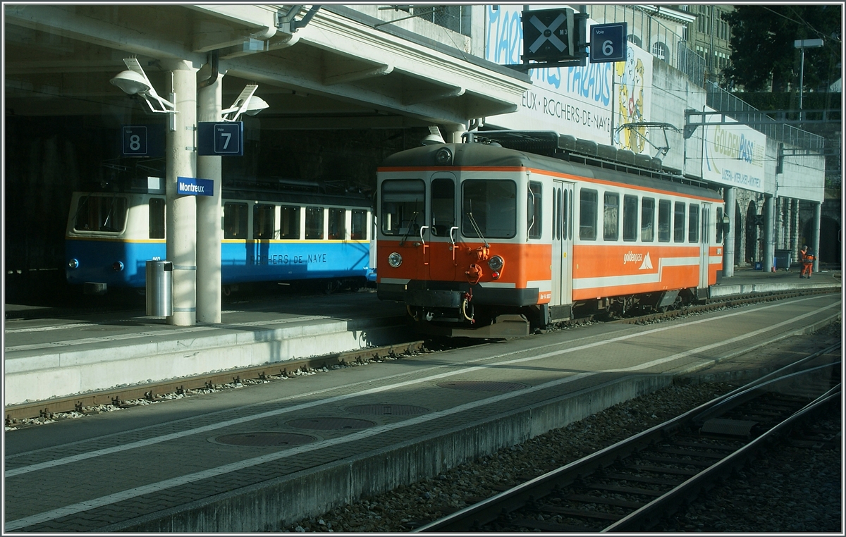 Aus dem Fenster fotogarfiert und somit ist das Bild nicht ganz einwandfrei: im Hingtergrund wartet ein Rochers de Naye Bhe 2/4 auf die Abfahrt nach Caux, während auf Gleis der Be 4/4 1007 auf die Abfahrt als Leermaterialzug waretet um in den verstärken Feierabendtakt eingebunden zu werden. Das ex Bipper-Lisi ist, wie vor kurzem ein Augeschein ergab nun etwas anders gefärbt: Dunkles Dunkelblau und Créme.
17. Feb. 2014