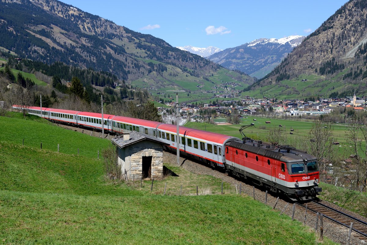 Aus dem Fernverkehr hat sich die ÖBB 1144 schon ziemlich zurückgezogen. Auf der Tauernbahn gibt es aber noch einige Planleistungen für die formschönen Loks. So z.B. der OIC 690 zwischen Salzburg und Villach. Am 25. April 2013 konnte die 1144.233 bei Anger mit diesem Zug beobachtet werden.
