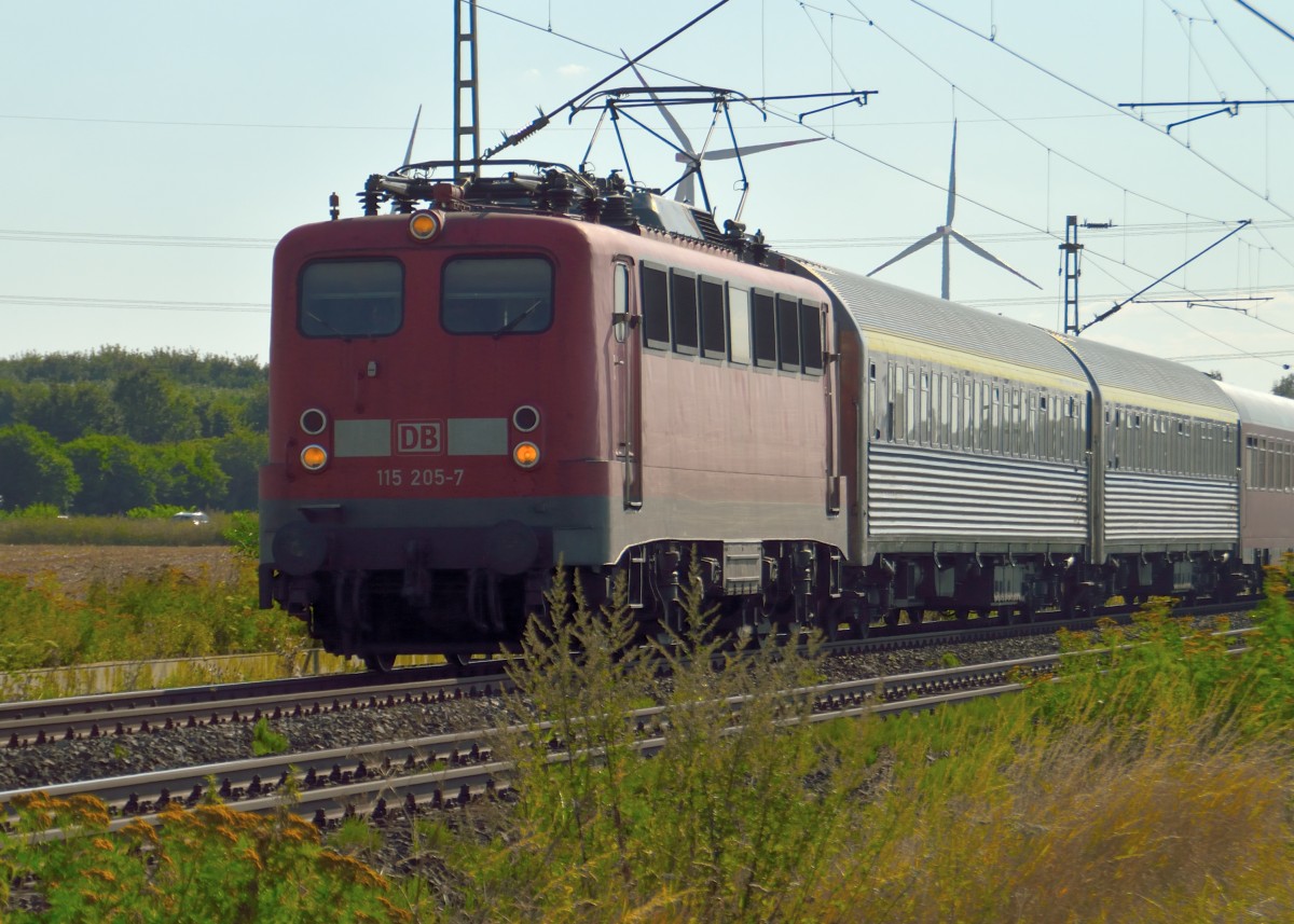 Aus dem Gegenlicht kommend ist hier die 115 205-7 abgelichtet auf ihrem Weg nach Sdwestdeutschland, wo sie ihren Autozug aus den Niederlanden in Basel an die SBB bergibt. 16.8.2013