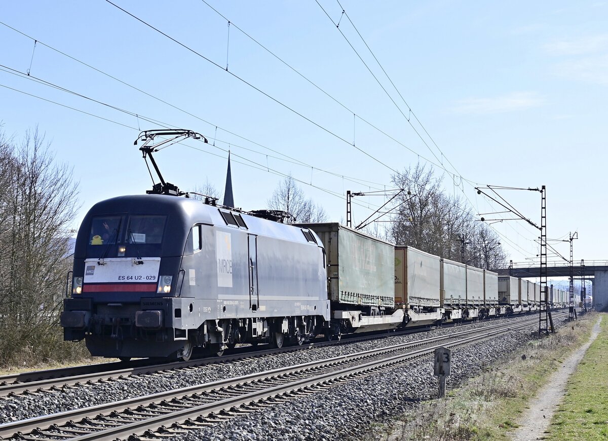 Aus dem Gegenlicht kommt 185 529 mit eine Wenzel Klv und begrüßte den Fotografen mit unüberhörbarem und visuellen Gruß, den ich hier gerne zurück gebe. Thüngersheim am 1.3.2022