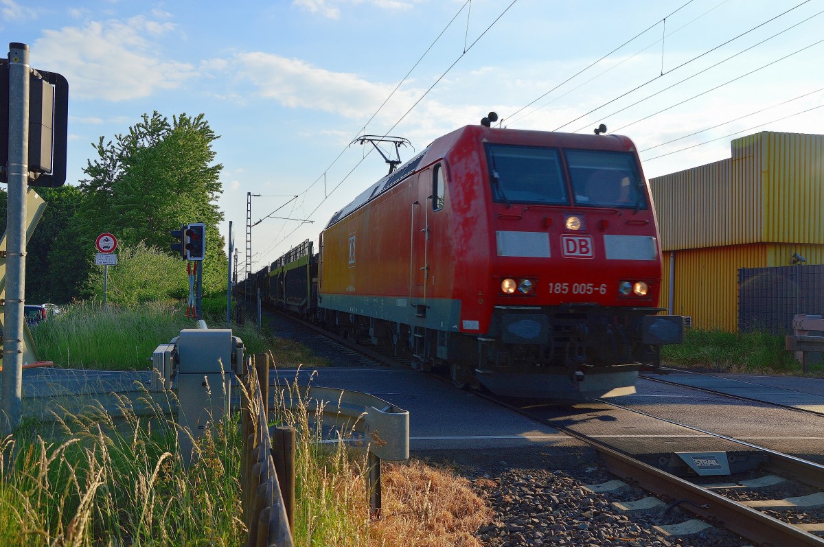 Aus dem Gegenlicht kommt hier die 185 005-6 mit einem Autotransportwagenleerzug durch Herrath gen Rheydt. 10.6.2015