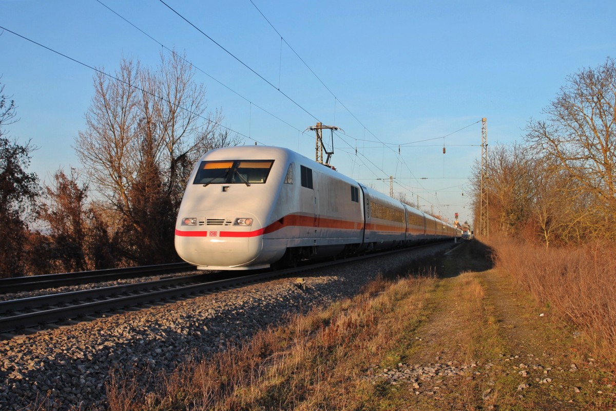 Aus dem hässlichen Entlein, wird ein schöner Schwan: Nach einem AW Aufenthalt in Krefeld Oppum glänzt der 401 086-4, als er am 23.12.2013 als ICE 70 (Basel SBB - Hamburg-Altona) in Heitersheim gen Norden durchfuhr. 