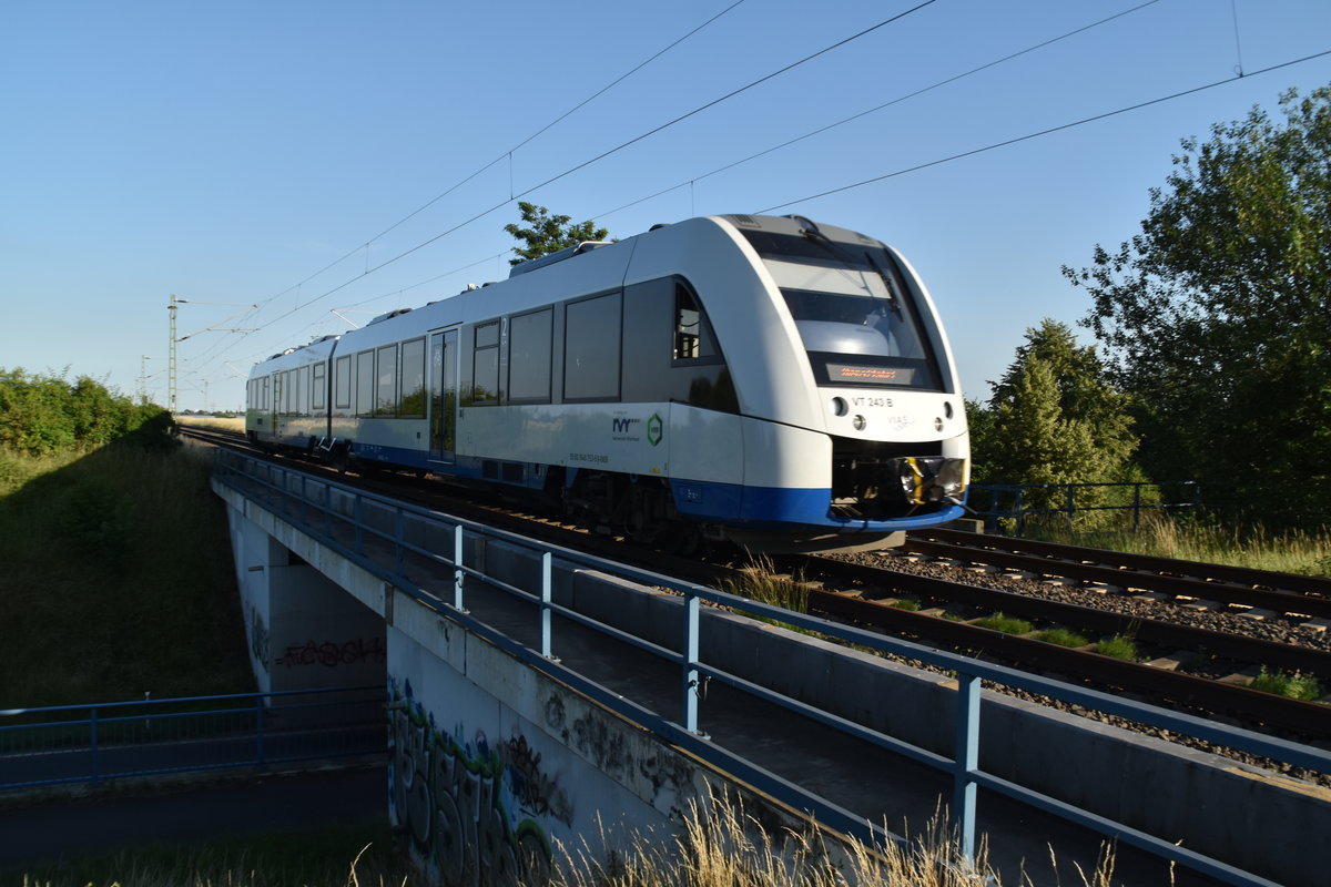 Aus dem Hauptdepot in Düren nach Neuss fahrend kommt der VIAS VT 243 auf der K33 Brücke in mein Visier und wird verewigt. 20.6.2018