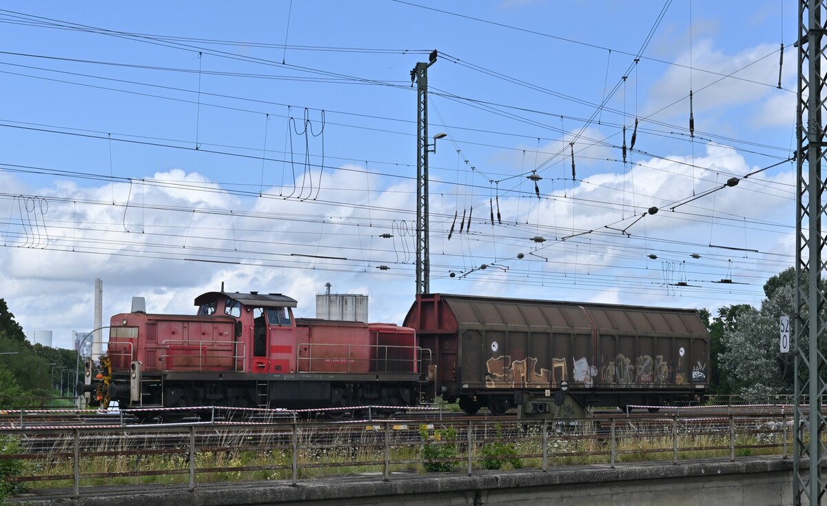 Aus dem Heilbronner Hafengebiet kam am Dienstag den 3.8.2021 die 294 593-9 mit einem Schiebewandwagen über die Neckarbrücke in den Rangierbahnhof gefahren. 