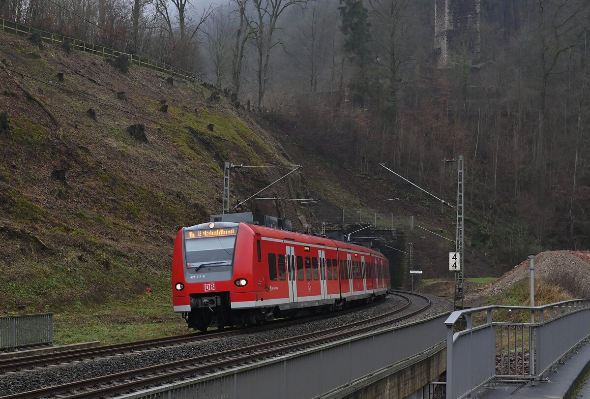 Aus dem Hinterburgtunnel in Neckarsteinach kommt der 425 617-8 als S2 nach Mosbach Baden vors Objektiv gefahren. 14.12.2021