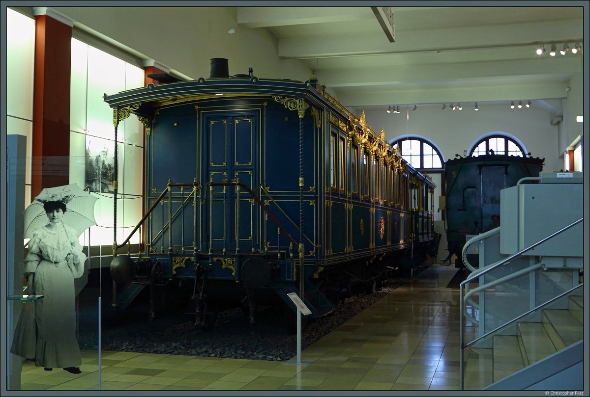 Aus dem Hofzug des bayrischen Königs Ludwig II sind der vorn zu sehende Salonwagen und der Terrassenwagen erhalten. Die aus den 1860er Jahren stammenden Wagen werden im Verkehrsmuseum Nürnberg ausgestellt. (02.02.2019)