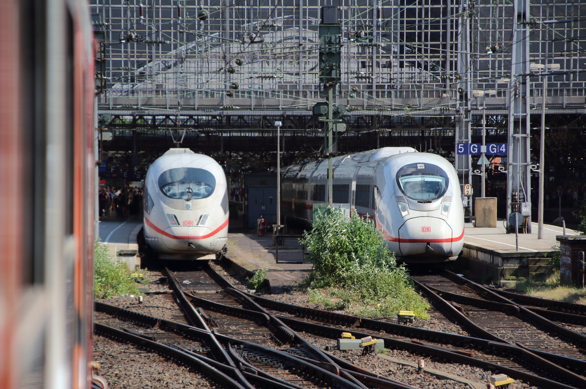 Aus dem  Kaldenkirchner  RE8-Verstärker bot sich ein - für mich seltener - Blick auf den Hauptbahnhof. Links stehen zwei vereinte 403er als ICE 201 (Köln Hbf - Basel SBB), recht steht 407 004 als ICE 816 (Frankfurt(Main)Hbf - Köln Hbf).

Köln Hauptbahnhof, 29. Mai 2017
