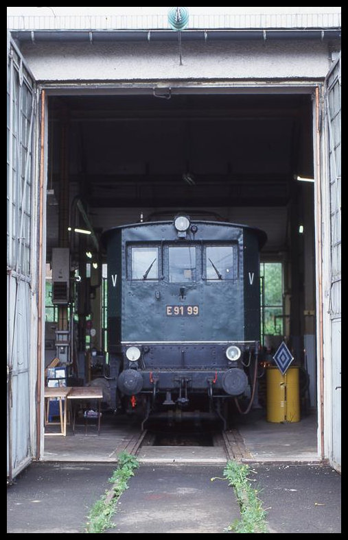 Aus dem Lokschuppen in Garmisch Partenkirchen schaute am 16.5.1999 die Altbau Elektrolok E 9199 heraus.