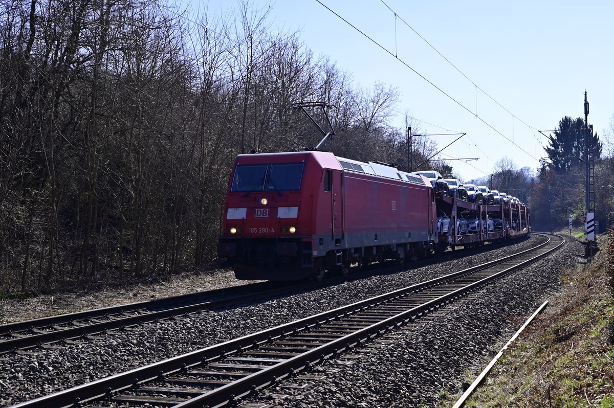 Aus dem mittäglichen Gegenlicht kommt 185 290 mit dem AUDI-Zug durch Neckargerach gen Heidelberg gefahren am Montag den 28.2.2022
