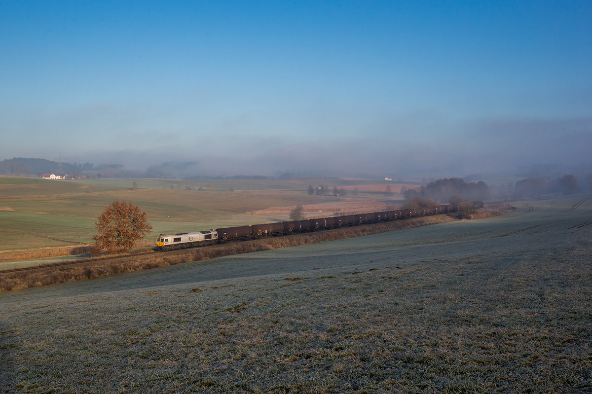 Aus dem Nebel heraus fährt 247 052 mit einem Kesselzug bei Thann-Matzbach in Richtung München, aufgenommen am 30. Dezember 2016.