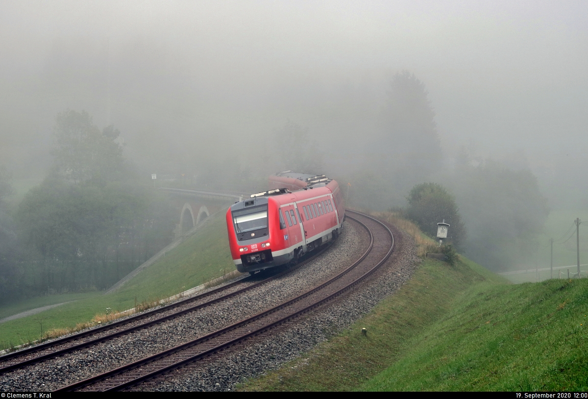 Aus dem Nebel:
612 618-8 (Bombardier RegioSwinger) unterwegs bei Unterthalhofen (Stiefenhofen).

🧰 DB Regio Bayern
🚝 RE 3287 Lindau Hbf–Augsburg Hbf
🚩 Bahnstrecke München–Lindau (Allgäubahn (Bayern) | KBS 970)
🕓 19.9.2020 | 12:00 Uhr