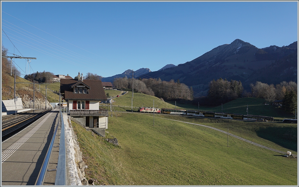 Aus dem noch schattigen Tal kommend erreicht die MOB GDe 4/4 6006  Aigle les Murailles  (ex GFM/TPF GDe 4/4 102) mit ihrem MOB Golden Pass Panoramic das erst von wenigen Minuten ins Sonnenlicht getauchte Les Scienres. 

26. November 2020