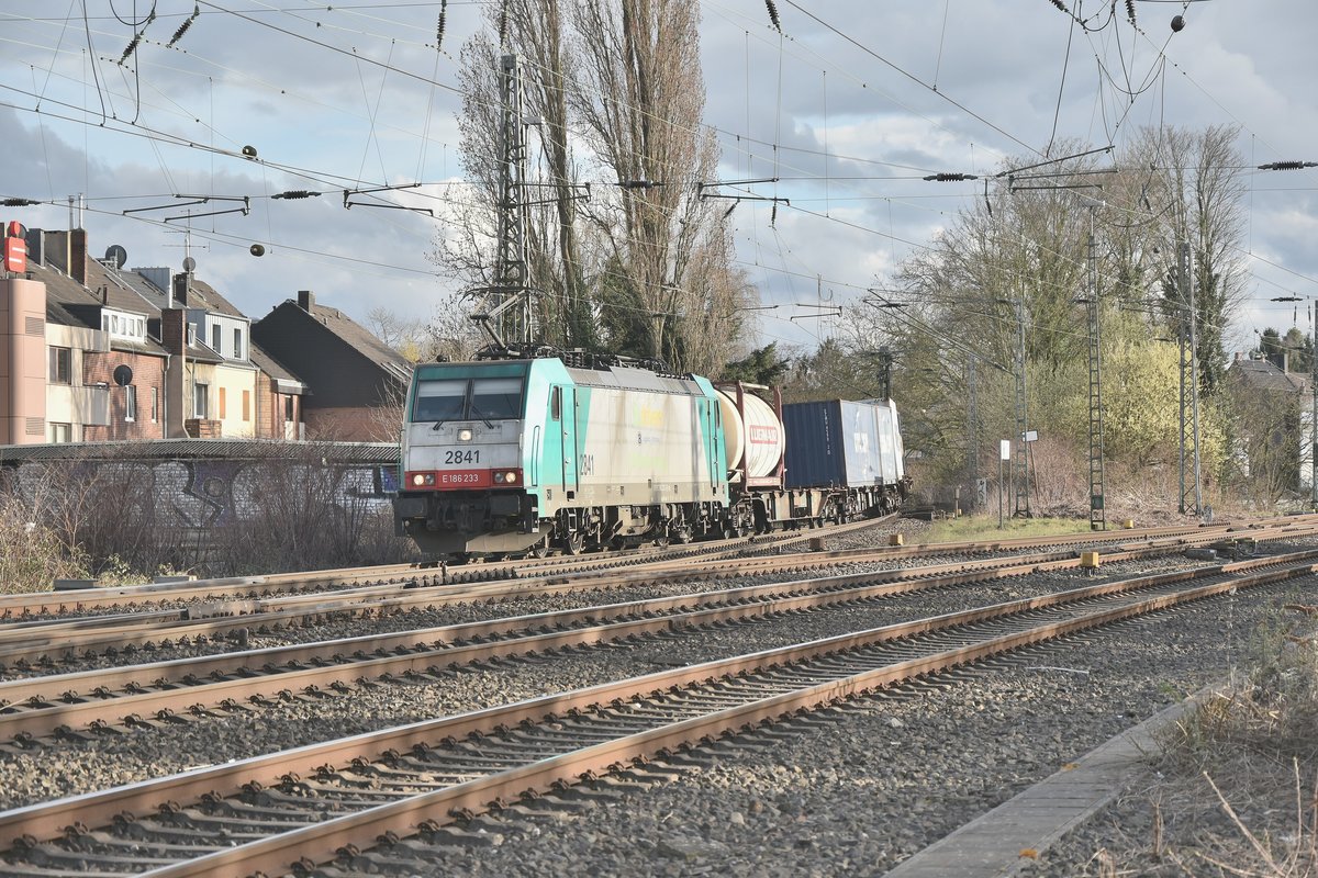 Aus dem Odenkirchener Ast kommt die COBRA 2841/E186 233 mit einem langen Mischer in Rheydt eingefahren....gleich wird der Zug vorm Hp0 zeigenden Ausig warten müssen.
4.4.2018