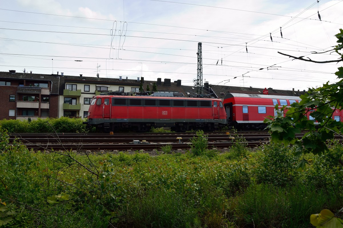 Aus dem Odenkirchener Zweig kommt die 115 346-9 mit einem PbZ (ich vermute der 2476 ungeleitet) neben Dostocks und einigen IC-Wagen waren die 146 229-0 aus dem Ländle und die beiden 111 151-7 und am Schluß die 111 125-1 angehangen.11.5.2014