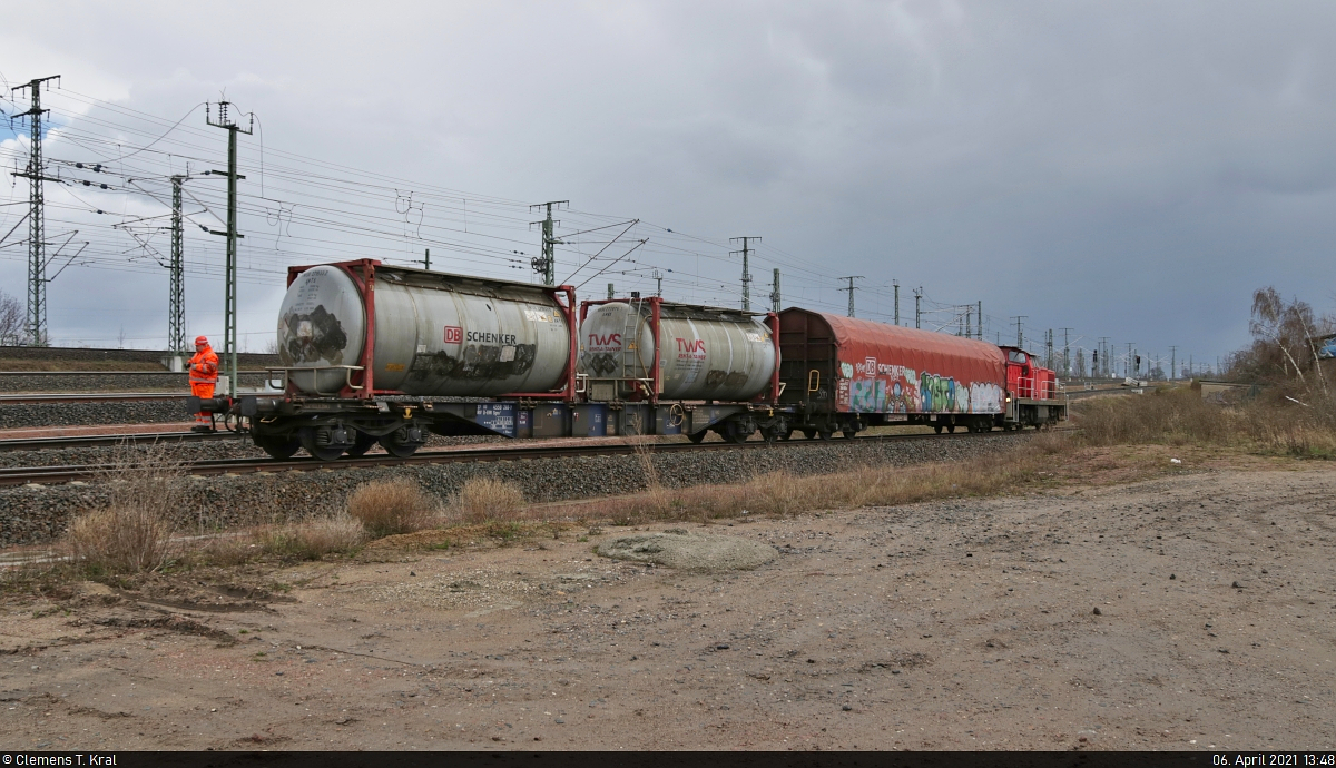 Aus dem Ortsstellbereich (OB) kommend, wartet 294 665-5 mit der Übergabe aus dem ABB Trafowerk Halle (Saale) nun an der Karl-von-Thielen-Straße auf die Öffnung der Gleissperre, um auf die Gütergleise und damit den Stellwerksbereich des ESTW zu wechseln.
Sie schiebt dabei einen Containertragwagen der Gattung  Sngs <sup>1</sup>  (37 80 4558 246-7 D-ERR), beladen mit zwei Tankcontainern, sowie einen Flachwagen mit Planenverdeck der Gattung  Rilns <sup>654.1</sup>  (31 80 3546 093-6 D-DB).

🧰 DB Cargo
🕓 6.4.2021 | 13:48 Uhr
