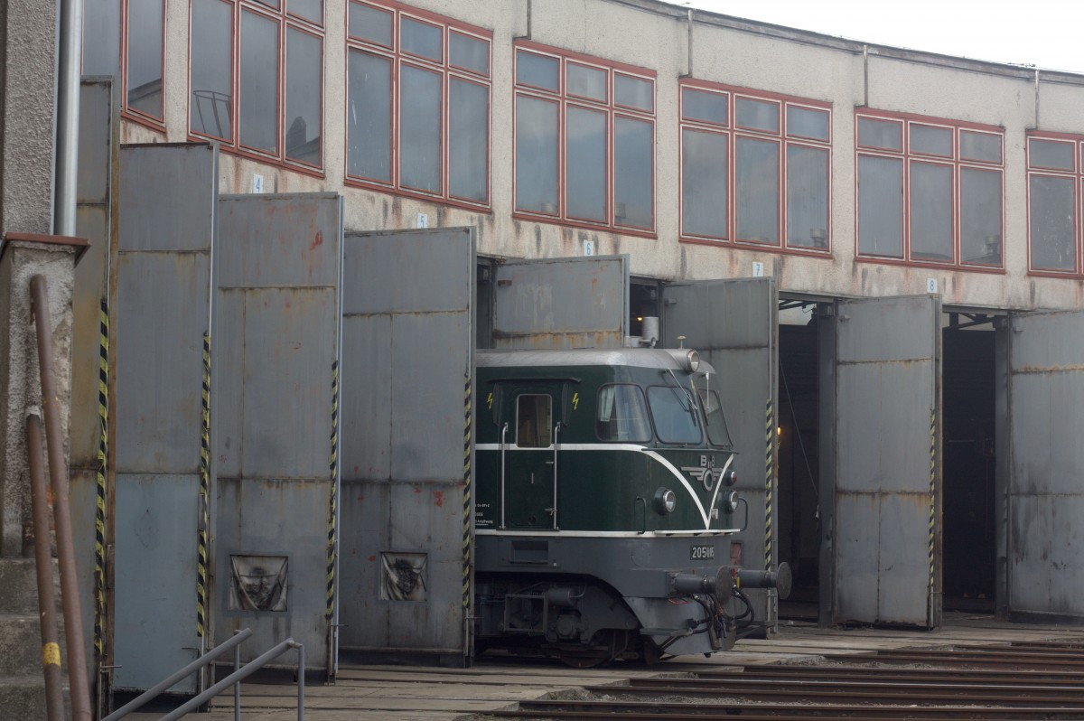 Aus dem  Parkhaus  in Hradec Kralove lugt diese schicke BB 2050-05 hervor....zum Tag der nationalen Eisenbahn wurde so Einiges aufgeboten, leider kam sie nicht ganz auf die Drehscheibe, so dass nur dieser Schnappschu� m�glich war. 26.09.2015