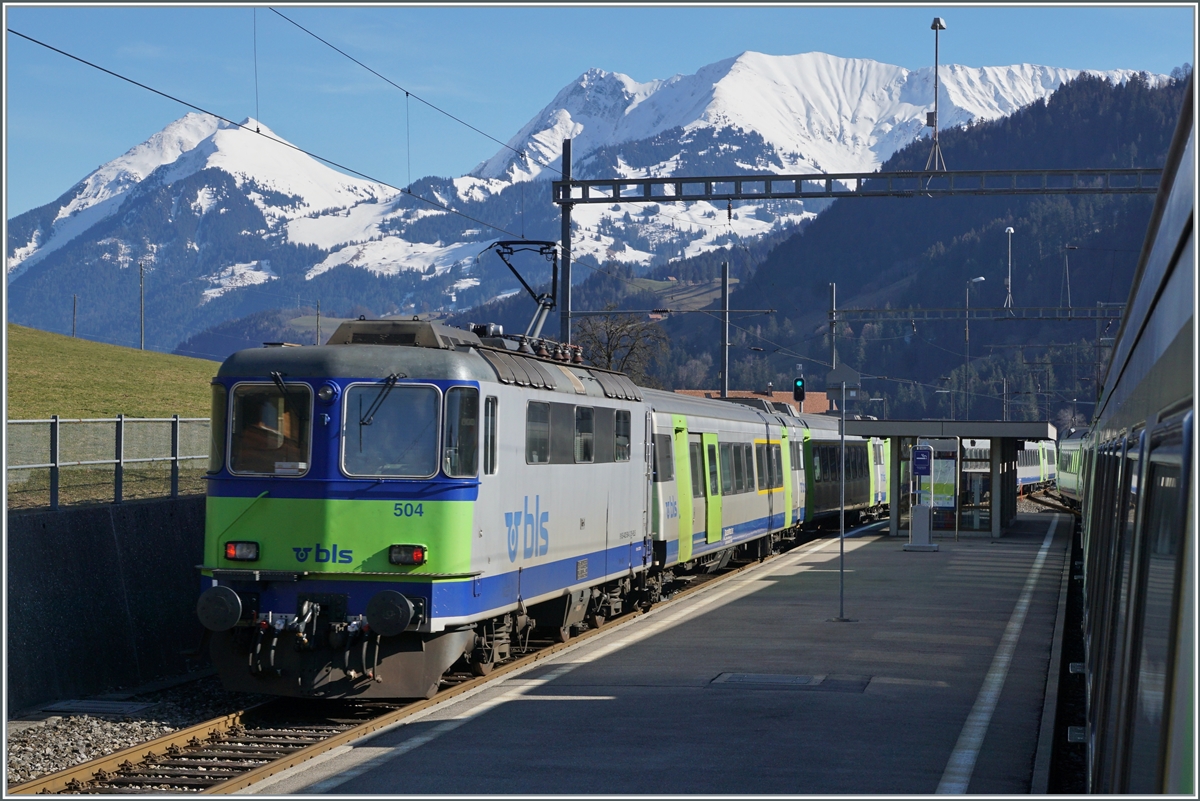 Aus dem RE Richtung Interlaken konnte in Dästetten der Gegenzug mit der schiebenden BLS Re 4/4 II 504 fotografiert werden. 

17. Februar 2021