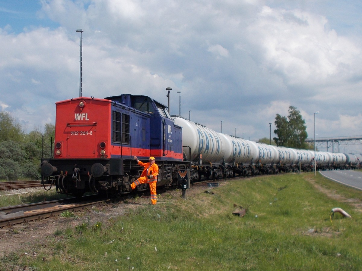 Aus dem Rostocker Öllager im Überseehafen kam,am 20.Mai 2015,die WFL 202 264 mit Kesselwagen.