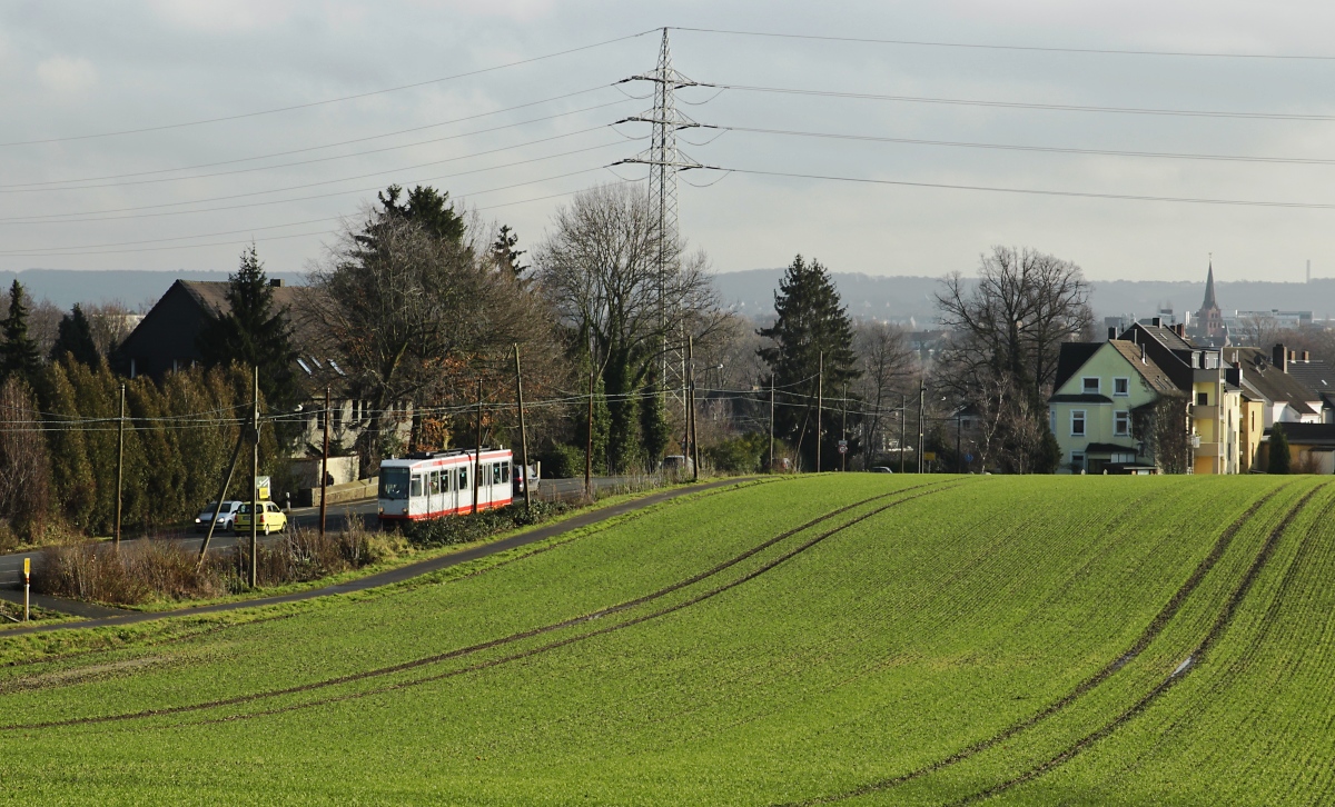 Aus dem Ruhrtal hinauf nach Papenholz fährt ein unbekannter M6S der Bogestra am 10.12.2019