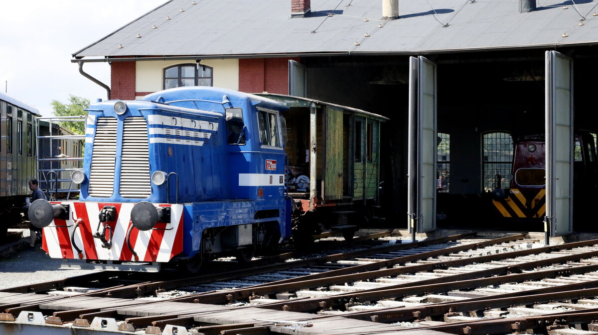aus dem Schuppen kommend, eine Lok vom Typ T 211    21.05.2022  10:58 Uhr.