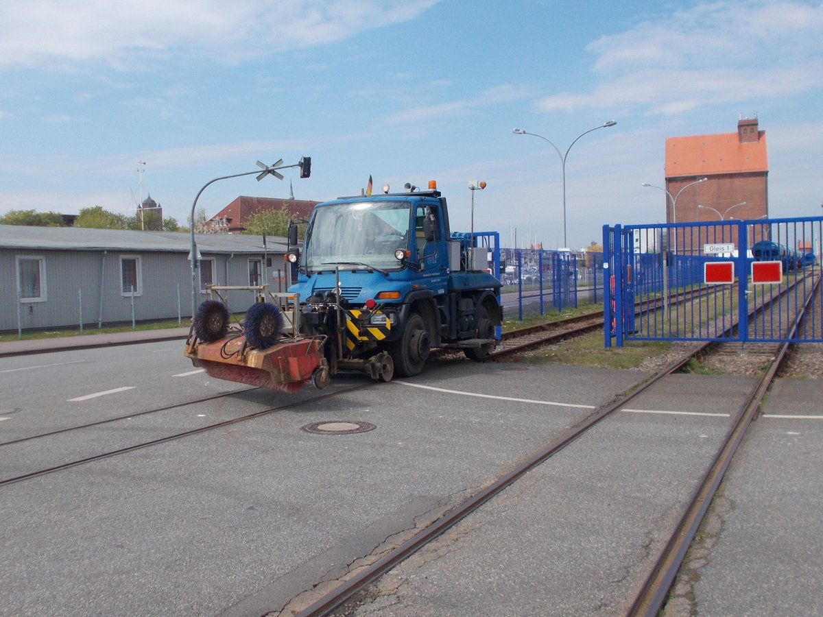Aus dem Stralsunder Nordhafen rückte dieses Zweiwegefahrzeug,am 12.Mai 2017,aus.