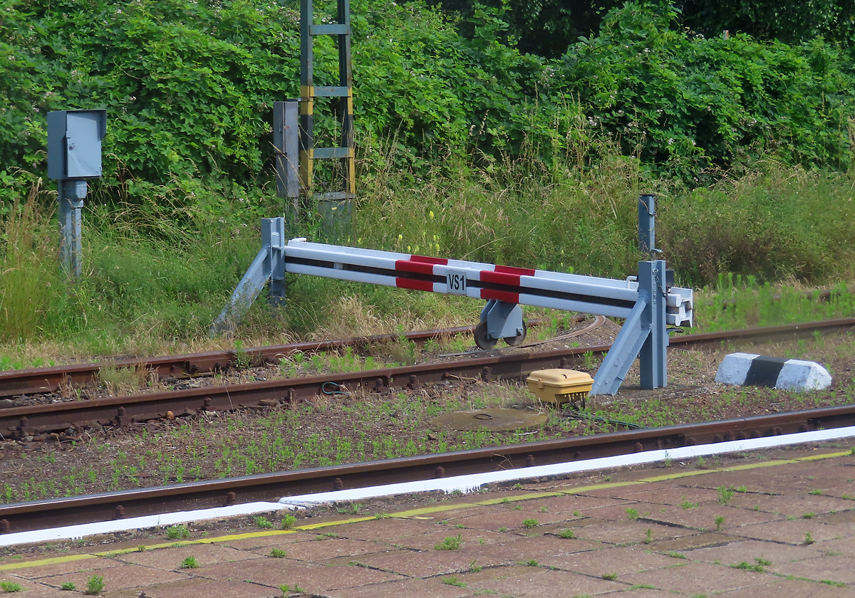 Aus dem Zug Balatonfüred - Tapolca gesehen: eine manuelle Gleissperre auf Rädern und Schiene. Balatonfüred, 16.6.2023