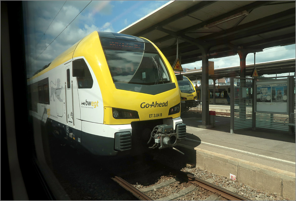 Aus dem Zug gesehen - 

Hier von der noch stehenden S-Bahn in Schonrndorf aus fällt der Blick auf zwei Regionalzügen der Go-Ahead am anderen Bahnsteig. Während der vordere Zug noch auf seine Abfahrt wartet, ist der anderer Flirt gerade in Richtung Stuttgart abgefahren. Weiter hinter wartet ein Triebwagen der Wieslauftalbahn auf seinen Einsatz. Die etwas veränderten Farben sind durch die getönten Scheiben des S-Bahnzuges bedingt.

05.08.2021 (M)