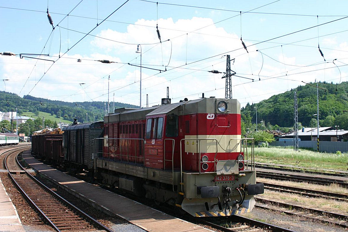 Aus dem Zug heraus fotografierte ich am 1.6.2005 CD 742378 im Bahnhof Vsetin.