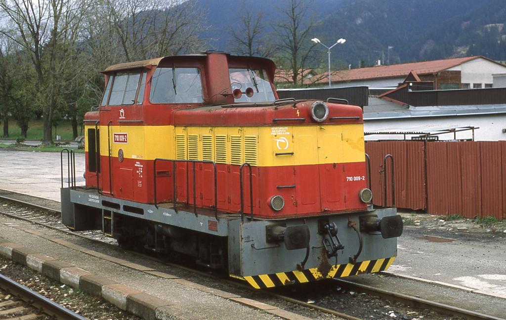 Aus dem Zug heraus konnte ich am 3.5.2003 im Bahnhof Liptovsky Hradok
diese slowakische Kleinlok 710009 ablichten.