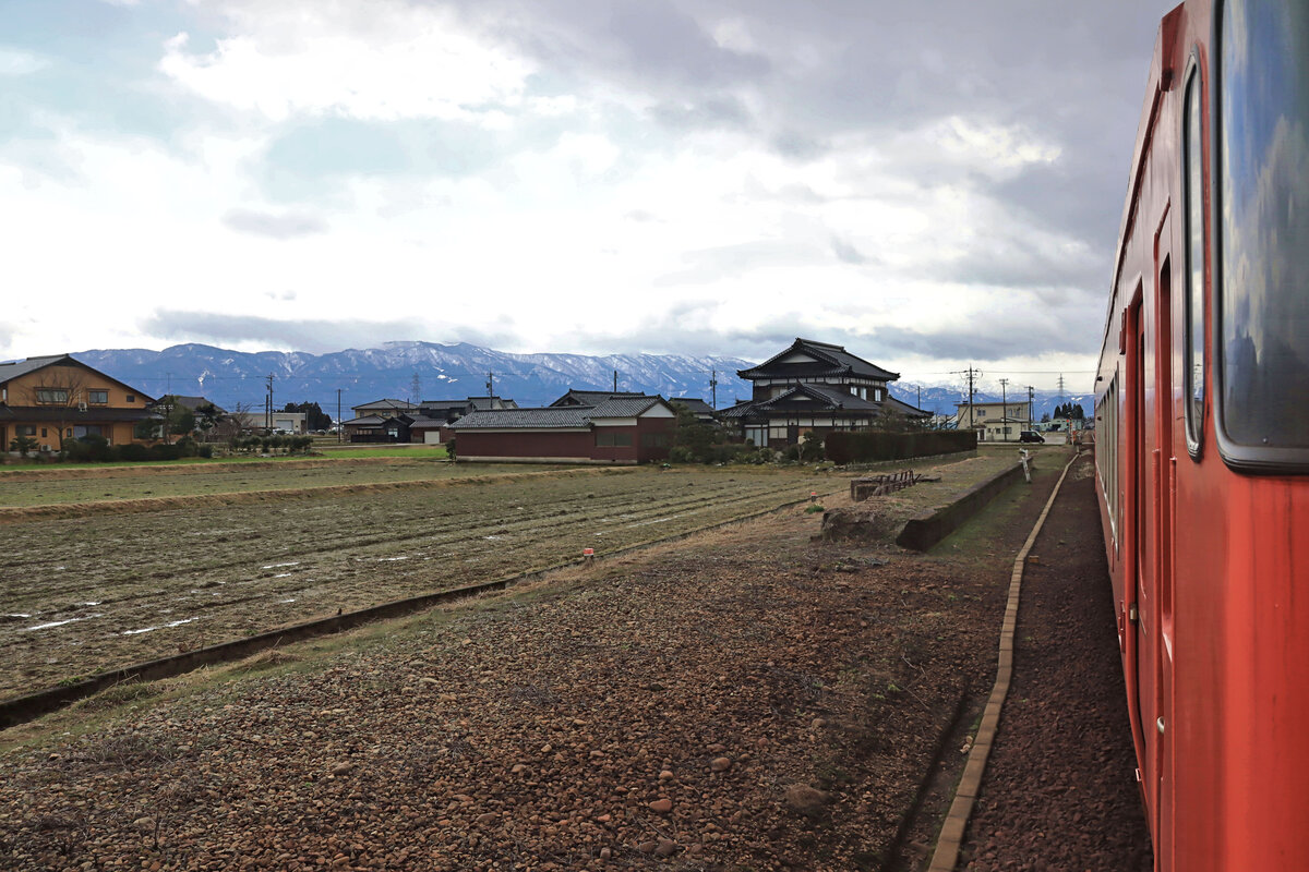 Aus dem Zug im Hinterland von Takaoka am Japanischen Meer: Blick zum vorderen Triebwagen KIHA 40 2136 bei Takagi an der Jô-hana Linie, 20.März 2024 