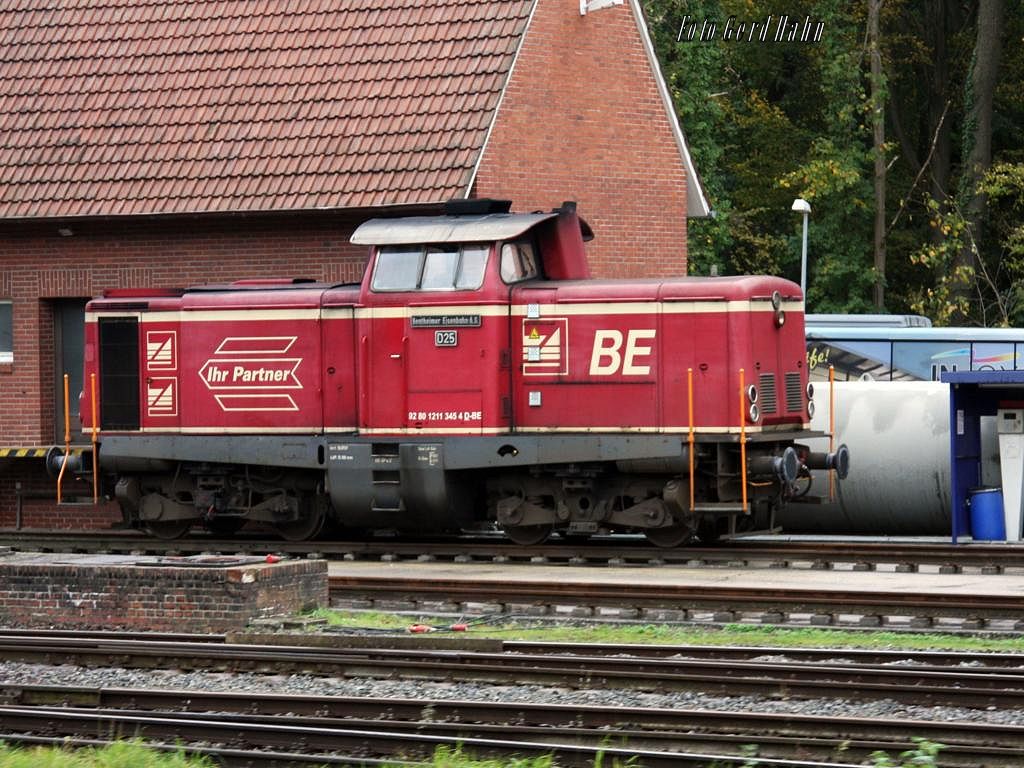 Aus dem Zugfenster heraus konnte ich am 21.10.2014 die Diesellok D 25, ex DB 211345, der Bentheimer Eisenbahn an der Tanke in Bad Bentheim einfangen.