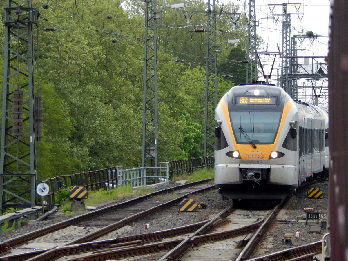 Aus dem Zugfenster kommt mir ET 5.13 als RB50 nach Dortmund Hbf entgegen.

Dortmund 09.05.2015