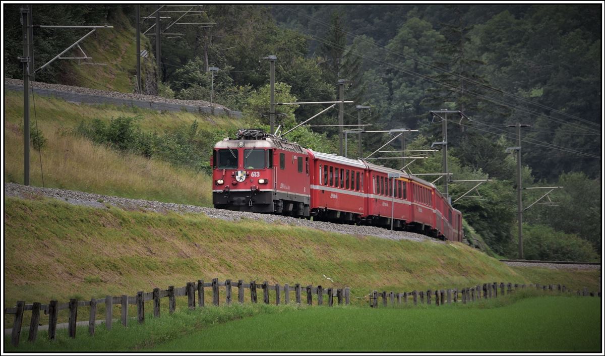 Aus Disentis nähert sich der RE1732 mit der Ge 4/4 II 613  Domat/Ems  der Verzweigung bei Reichenau-Tamins. (29.08.2019)
