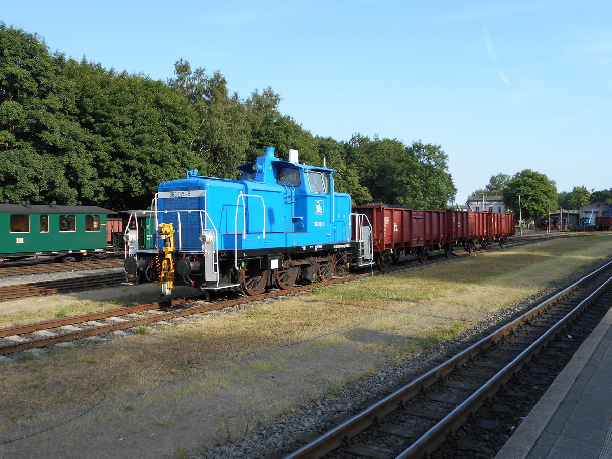 Aus drei Es Wagen zusammengestellt war,am 09.Juni 2018 dieser  kleine  Güterzug mit der PRESS 363 029 bespannt in Putbus.