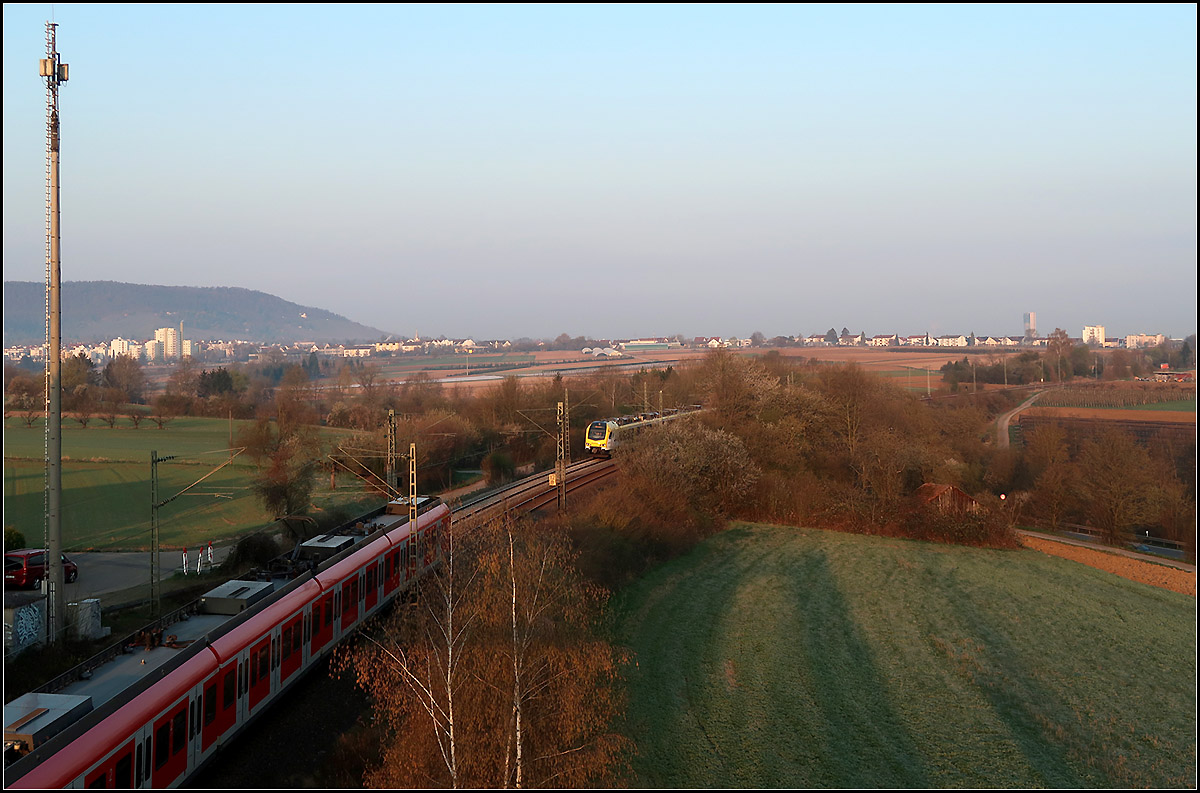 Aus der Drohnenperspektive -

Vom temporären Fotostandpunkt (dessen Schatten leicht erkennbar ist) in Weinstadt-Endersbach an der S-Bahnstation 'Stetten - Beinstein' bietet sich dieser Blick auf die Remsbahn mit dem Kappelberg und dem Ort Rommelshausen im Hintergrund.

Leider hat mir die abfahrende S-Bahn einen Strich durch die Rechnung gemacht und mein ursprünglich geplantes Bild nur mit dem Flirt 2-Zug war nicht möglich. So kann eine Zugbegegnung auch mal eher störend sein.

03.04.2020 (M)

