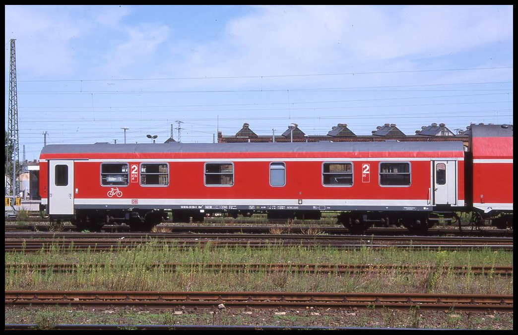 Aus einem ehemaligen DR Wagen wurde ein DB Fahrrad Transportwagen in moderner roter Lackierung mit der Bezeichnung 509004-53226-3 Bbd; gesehen am 9.8.1998 im HBF Halle an der Saale.

