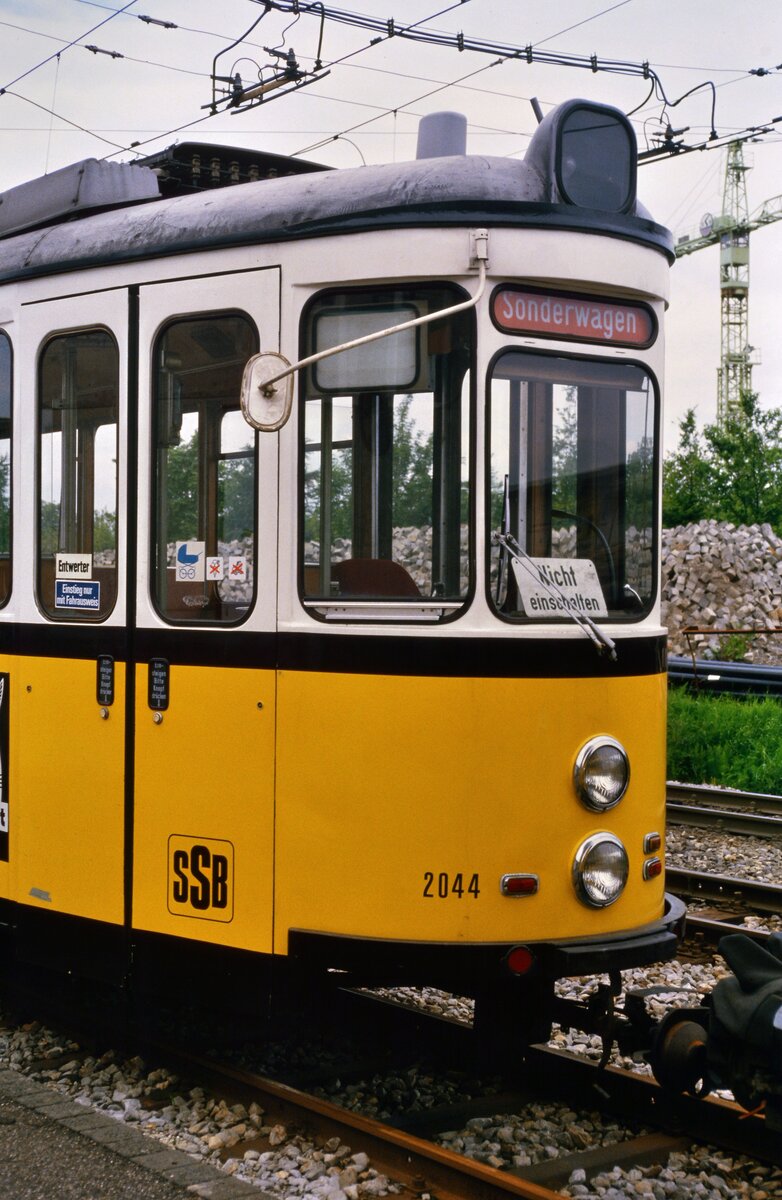 Aus einigen Wagen der Serie DoT4 (MF Esslingen) der Stuttgarter Straßenbahnen wurden ATWs, so auch hier der ATW 2044 vor dem Bw Degerloch, welcher zuvor eine Nummer der 900er Serie besaß.