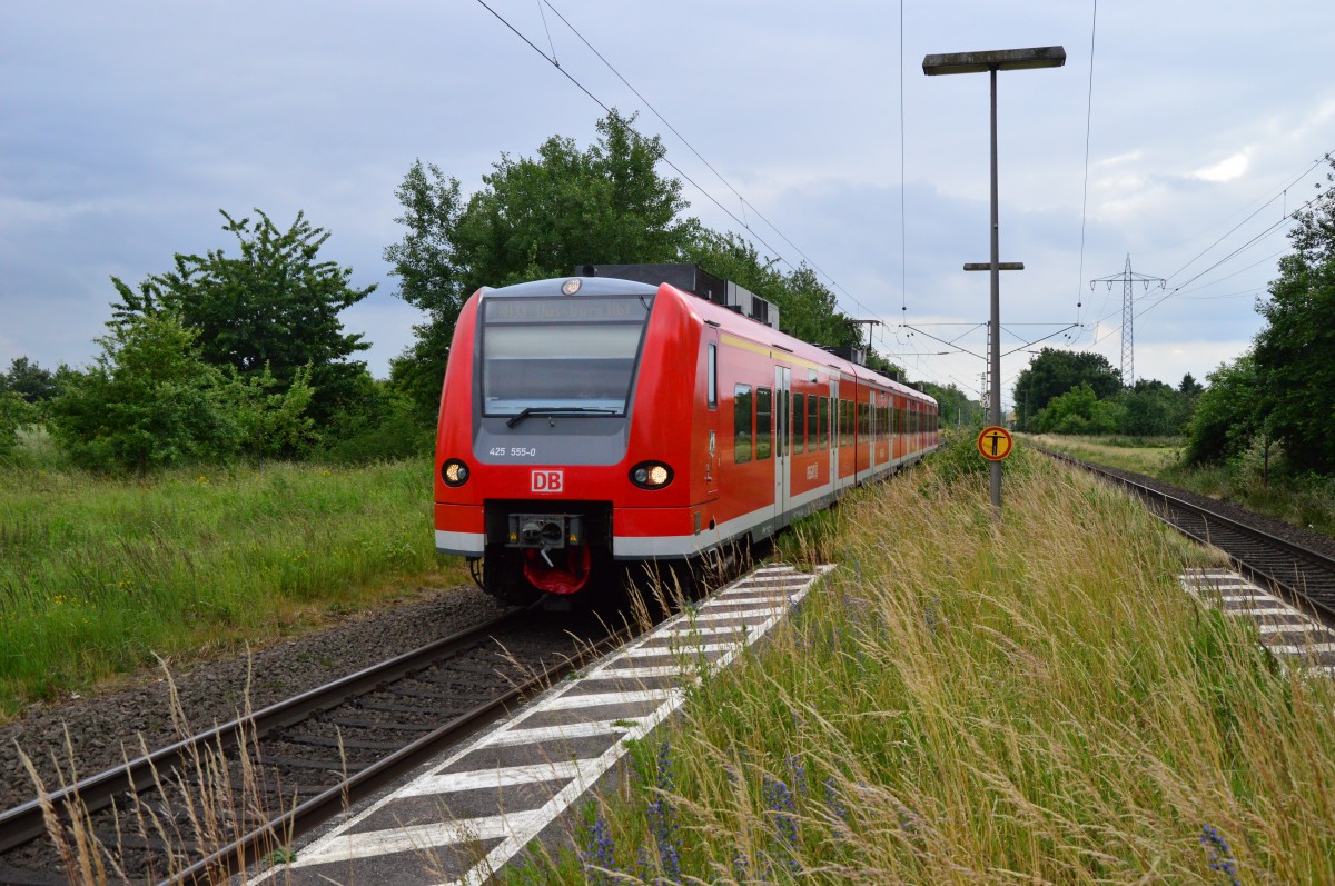 Aus Erkelenz kommt der 425 555-0 als RB33 Zug nach Duisburg Hbf in Herrath eingefahren. 23.6.2015