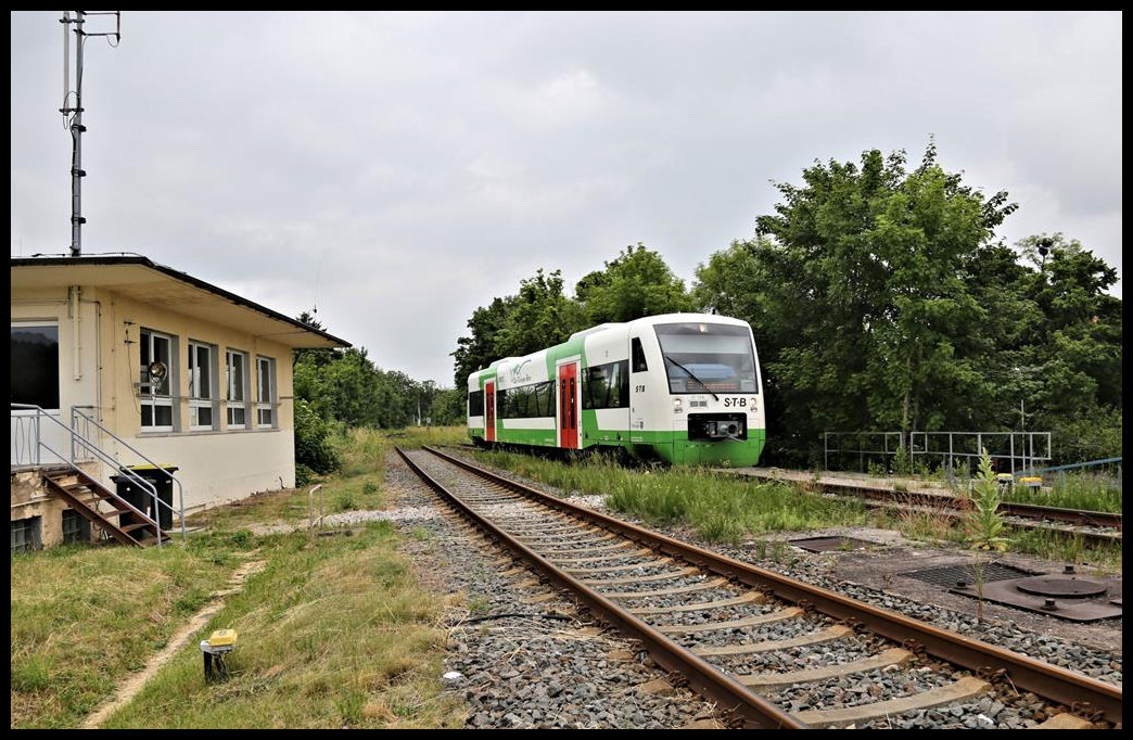 Aus Fröttstädt kommend erreicht hier der STB VT 128 am 25.6.2021 um 11.47 Uhr auf der Fahrt nach Friedrichsroda den Bahnhof Waltershausen.