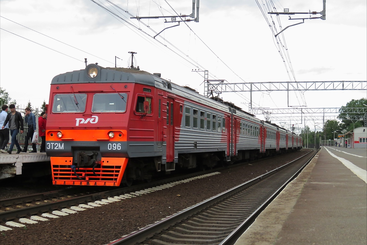 Aus der Froschperspektive: Triebzug ЭТ2M 096 in Kolpino, 15.7.17 

Tatsächlich stand ich - mangels Fahrkarte, die auch Bahnsteigkarte ist - außerhalb des Bahnsteiges und musste durch den Zaun fotografieren. Dort ist der Bahnsteig mehr als ein Meter über Geländeniveau, die Froschperspektive gelingt so im Stehen. Das weitere macht der Tele-Zoom...

Ein Video von der Einfahrt des Zuges hier:
http://www.bahnvideos.eu/video/russland~triebzuege~106910582-et2-auch-106910582m/20794/triebzug-106910582m-096-naehe-st-petersburg.html