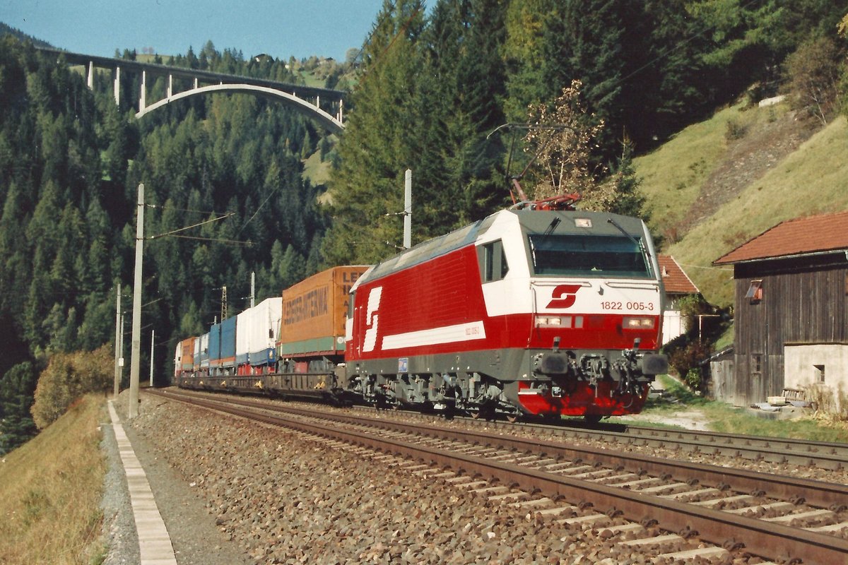 Aus gegebenen Anlass ein Foto aus ÖBB Zeiten 1822.005 mit einer RoLa