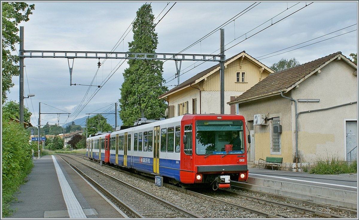 Aus der  Gleichstromzeit  stammt dieses Bild, welches praktisch vom selben Standort wie das vorhergehende aufgenommen wurde. Im Bahnhof hält ein Regionalzug nach Genève, bestehend aus dem Bem 550 002  Nant d'Avril  und einer weiteren  boîte d'allumette  (Zündholzschachtel) wie diese Triebfahrzeuge auch treffend genannte wurden.

21. Juni 2010