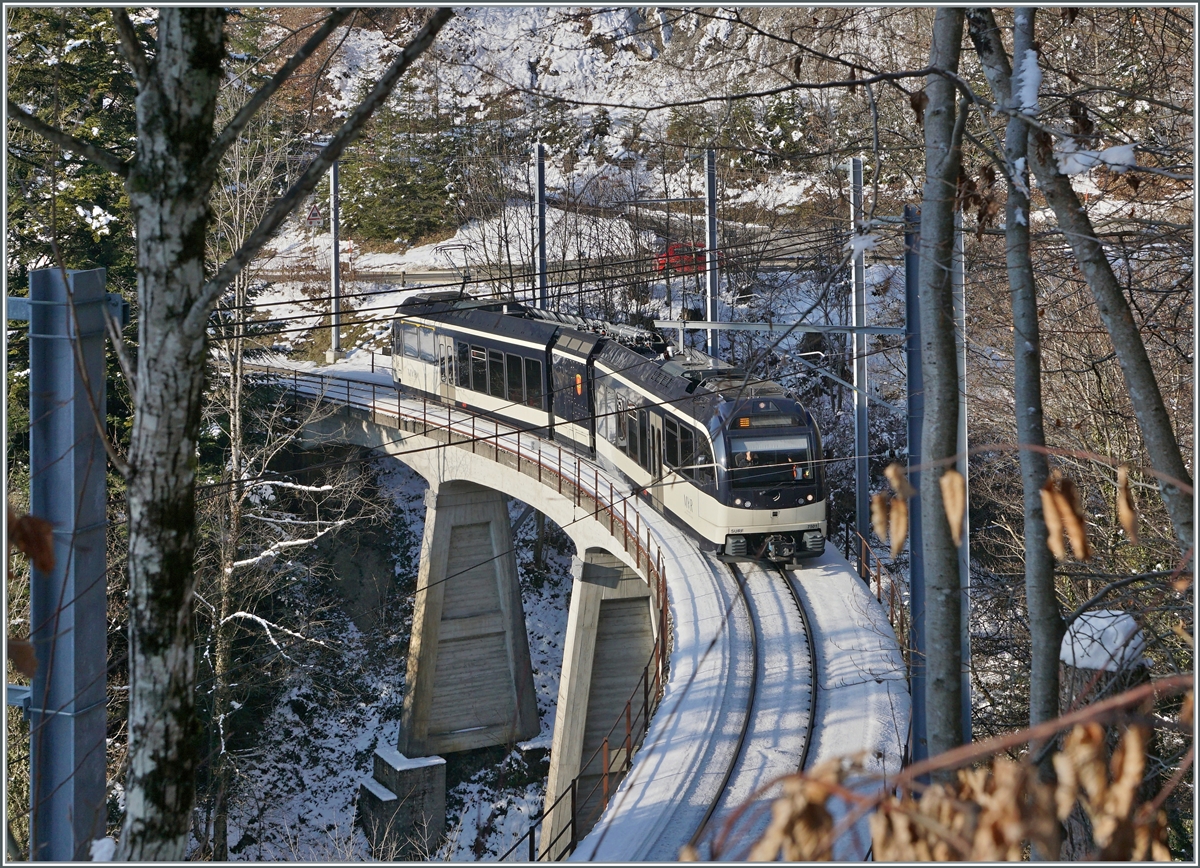 Aus gutem Grund nutze ich die östliche Seite zum Fotografieren der 93 Meter langen Pont Gardiol sehr selten: der Zugang ist etwas beschwerlich und selbst im Winter reicht die Vegetation von allen Seiten ins Bild rein. Trotzdem habe ich es nach langem wieder einmal versucht: Im reichlich verzierten Bild ist der CEV MVR ABeh 2/6 7501 als MOB Regionalzug R 23l4 von Montreux nach Les Avants unterwegs.

10. Januar 2021