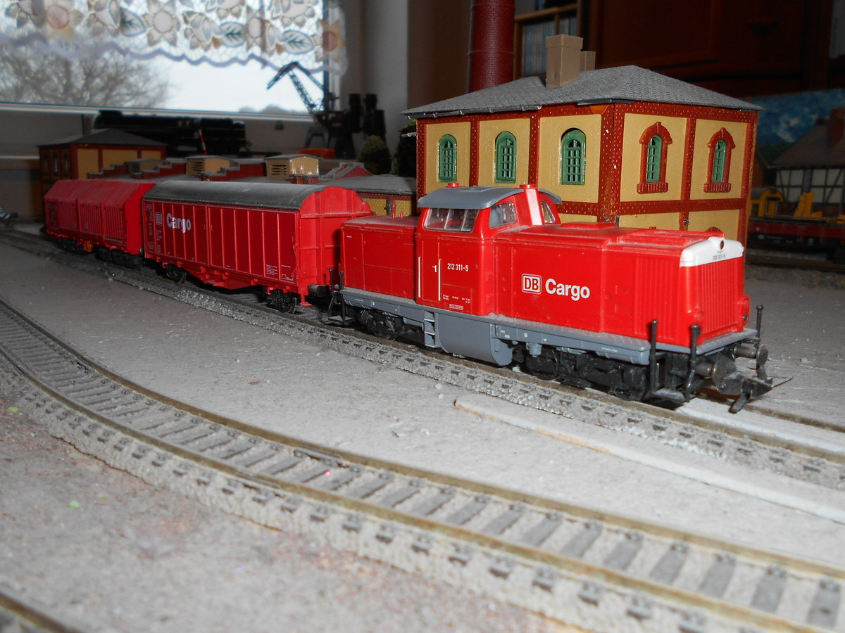 Aus einer H0 Fleischmann Startpackung stammt die 212 311 mit zwei Güterwagen.Aufgenommen am 15.Dezember 2018.