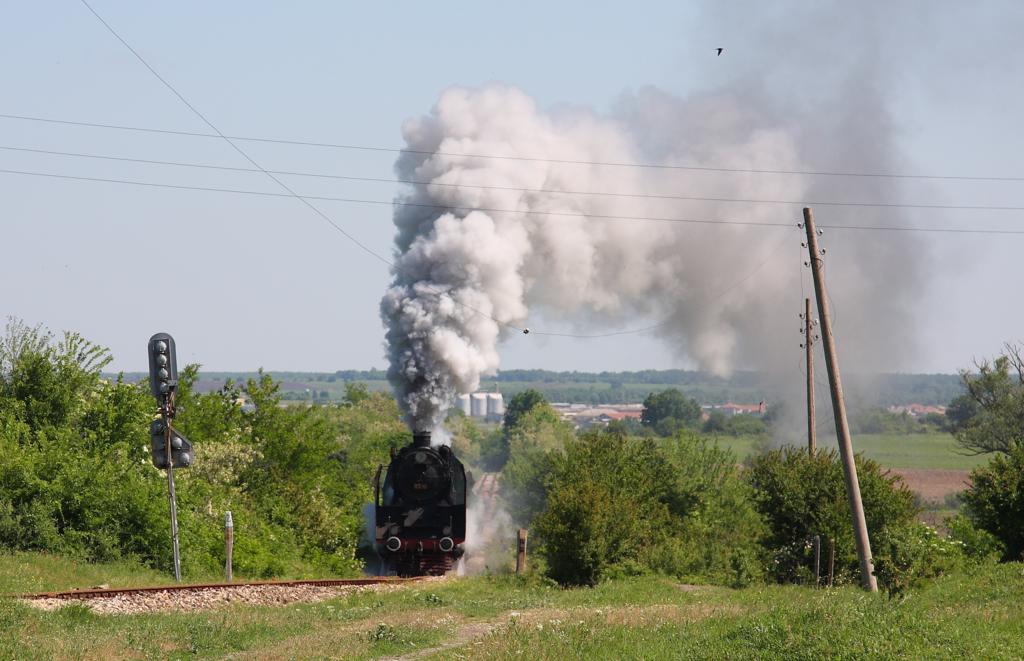 Aus Haskovo kommend hat die 03.12 der bulgarischen Staatsbahn vor dem 
Bahnhof Maslinove eine kleine Steigung zu bewltigen. Der Lokfhrer 
zieht am 10.5.2013 hier den Regler noch einmal auf, so dass die Maschine
in der Steigung mchtig Dampf macht.