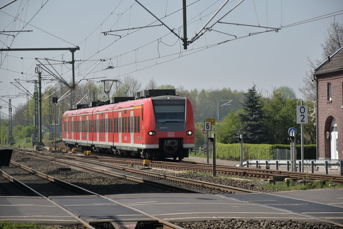 Aus Heinsberg kommend fährt der Zug hier in Lindern auf Gleis 3 ein, wo schon zwei 426 ziger Triebwagen auf den 425 571-1 warten, um dann gemeinsam gen Aachen Hbf die Reise fort zu setzen am Sonntagnachmittag den 9.4.2017