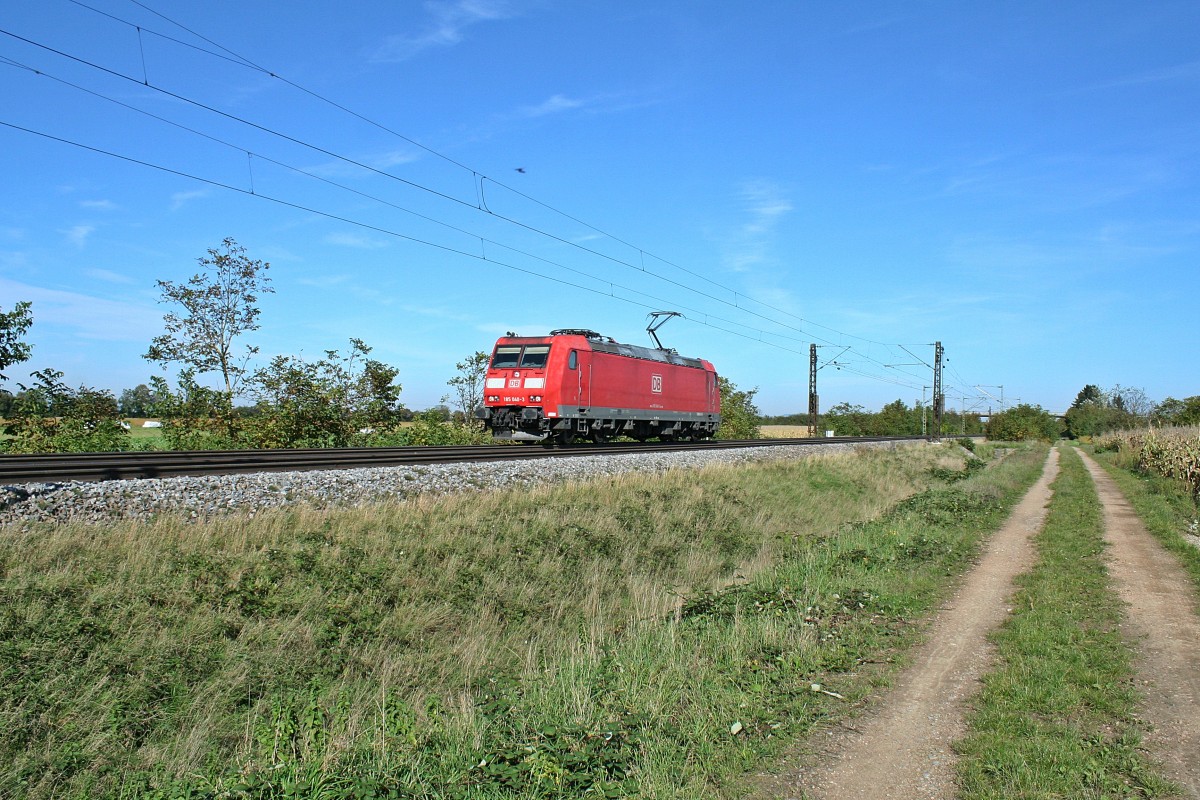 Aus heiterem Himmel (im wahrsten Sinne des Wortes) kam am Nachmittag des 19.10.13 die 185 040-3 an meiner Fotostelle vorbei. Sie war gen Basel unterwegs. (Bild bei H�gelheim.)