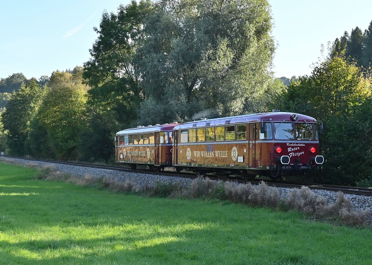 Aus Helmhof kommend gen Untergimpern ist der Rote Flitzer entlang des Krebsbach unterwegs.10.10.2021